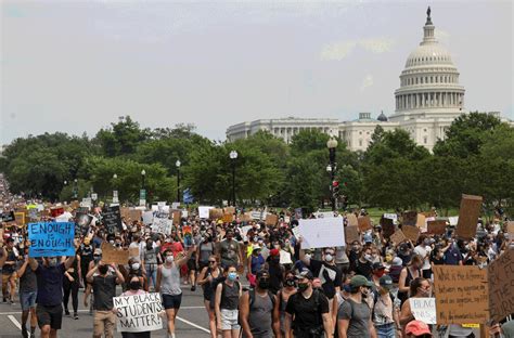 Milhares De Manifestantes Se Juntam Em Washington Para Protesto Contra