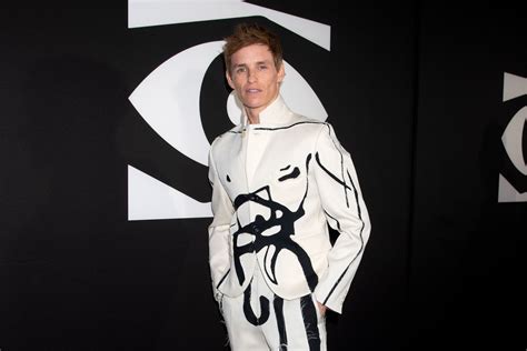 Eddie Redmayne's opening night outfit as Master of Ceremonies in ...