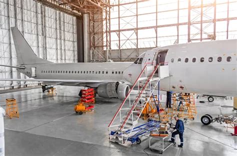 Aviones Durante La Reparaci N Inspecci N T Cnica Es Un T Cnico De