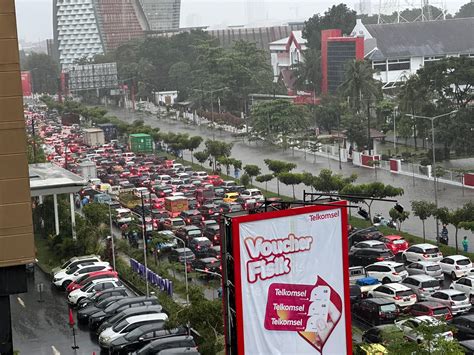 Diguyur Hujan Deras Makassar Dikepung Banjir Hingga Macet Total Fajar