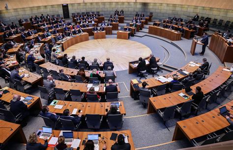 Landtag NRW Mögliche Kinderbetreuung während Plenarsitzungen