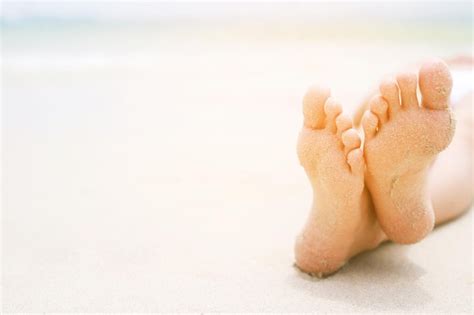 Bronzage bronzé jeune femme en bikini portant des chapeaux de paille allongé sur une plage