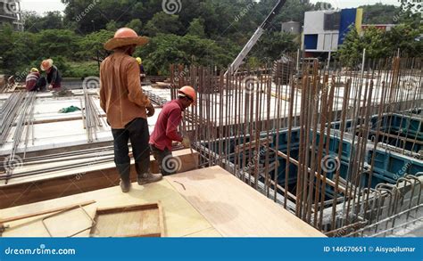 Trabajadores De Construcci N Que Fabrican La Barra De Acero Del