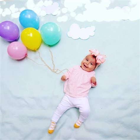 Fotografía bebes con globos Fotos mensuales de bebé Sesión de fotos