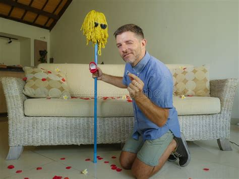 Retrato Engraçado Do Espanador Louco E Feliz Estranho Novo Da Terra