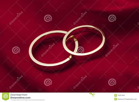 Ringe Der Goldenen Hochzeit Auf Rotem Samt Stockfoto Bild Von Romanze