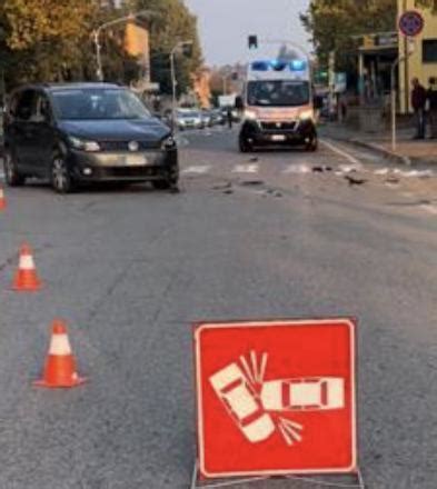 Violento Scontro Con Unauto Sulla Via Emilia Grave Un Motociclista Di