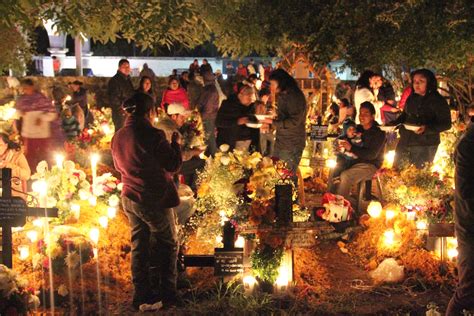 Noche De Los Muertos En El Cementerio De Tzurumutaro Foto De