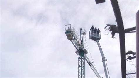 Parentis En Born Un Homme Monte En Haut D Une Grue Et Menace De Se