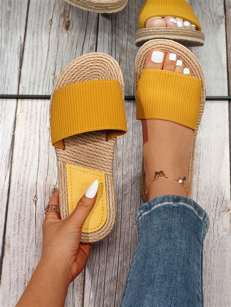 Chanclas minimalista de canalé con tira