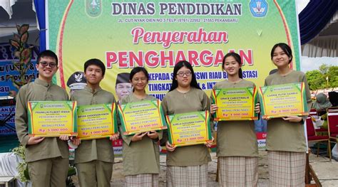 Siswa Sekolah Darma Yudha Menerima Penghargaan Dari Gubernur Provinsi