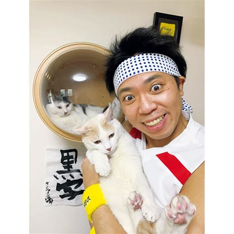 サンシャイン池崎さん「元・保護猫の2匹が、僕の人生に幸運を運んでくれました。」 くらし クロワッサン オンライン