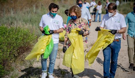 Voluntarios Limpian De Basuraleza Cerca De Espacios