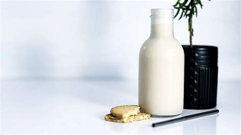 Learn how to make a Banana Oat Shake - Candra Drinks