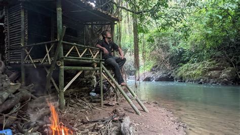 Membangun Tempat Berlindung Dibawah Pohon Besar Pinggir Sungai Solo