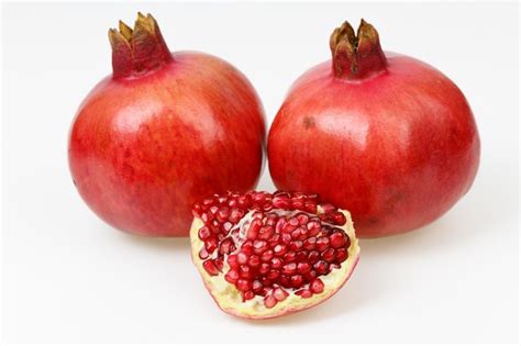 Dos Frutas De Granada Roja Fresca Con Una Pieza Pelada Sobre Fondo