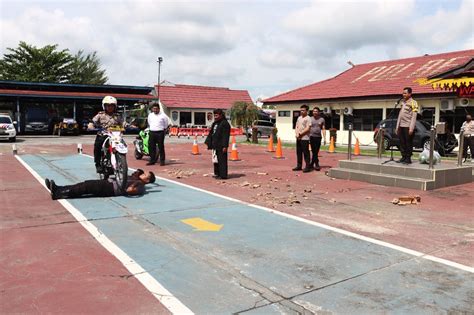 Jelang HUT Bhayangkara Ke 76 Mbah Tarom Bacok Perut Kapolres Inhu