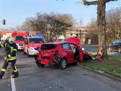 Fw Ge Schwerer Verkehrsunfall Fordert Zwei Verletzte Eine Davon