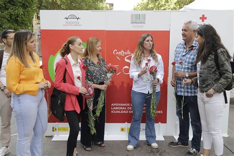 La Campa A De Cruz Roja C Rdoba Claveles Por Un Trabajo Igualitario En