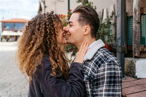 Photo Libre De Droit De Un Jeune Couple Sembrasse Dans Les Rues En Grèce Banque Dimages Et Plus