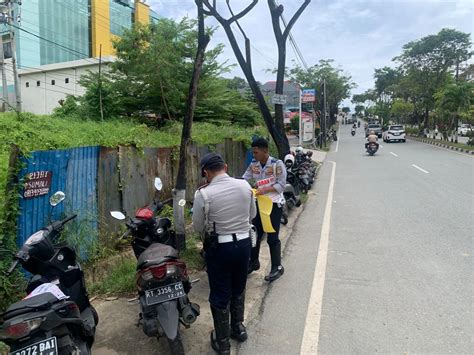 Dianggap Bahayakan Pengguna Jalan Dishub Tertibkan Parkir Liar