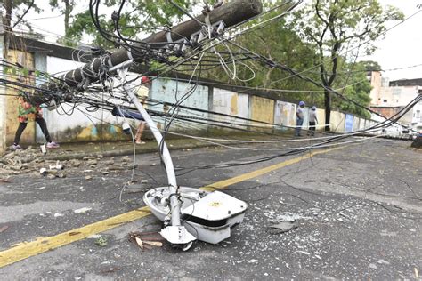 A Gazeta Chuva Com Vento Derruba Quatro Postes E Uma árvore Em Rua De