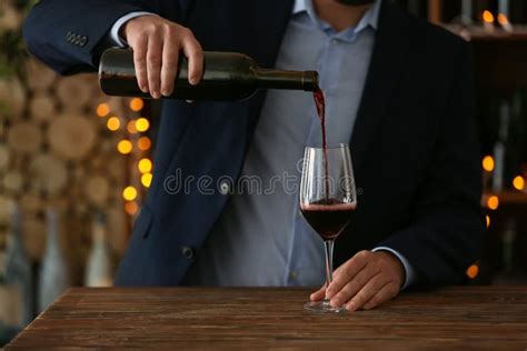 Vinho De Derramamento Do Homem No Vidro Na Barra Foto De Stock Imagem