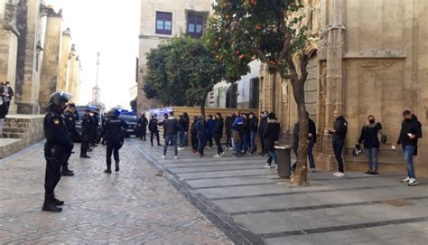 Batalla Campal Junto A La Mezquita Entre Ultras De Xerez