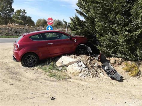 Auto Finisce Fuori Strada Lungo La Statale 115 Conducente Ferito