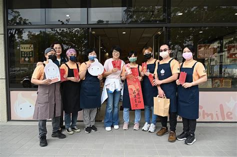 賀新春！臺東縣長饒慶鈴至鯉魚山、中央市埸拜年 並感謝縣府同仁辛勞 預祝新年快樂 龍騰四海 中央社訊息平台