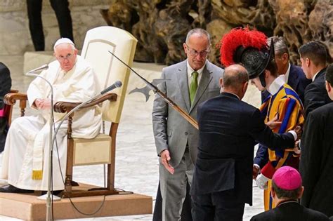 Guarda Su O Desmaia Durante Audi Ncia O Papa Francisco Ltimas