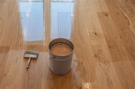 Rénover un vieux parquet sans poncer 3 étapes