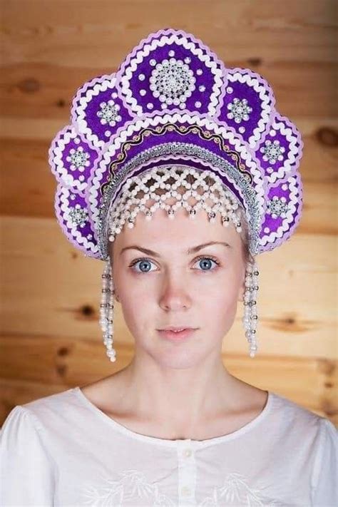 Le kokochnik est une coiffure traditionnelle féminine russe portée avec