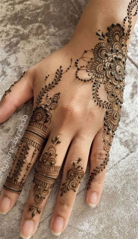 Pin su henna Tatuaggi con henna Hennè mani Mehandi designs