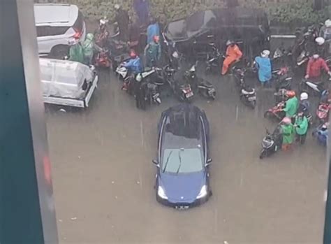 Tesla Terendam Banjir Jakarta Ponsel Kecebur Direndam Beras Kalau Mobil