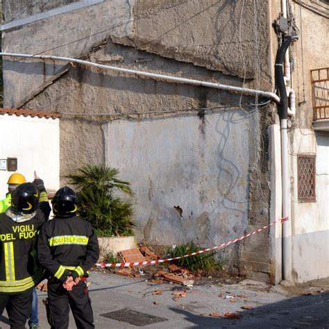 Palermo La Conigliera Resta Chiusa E C Chi Viola I Divieti Caos E