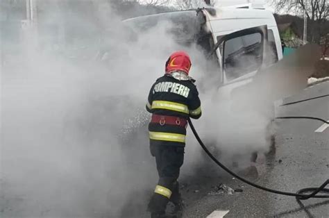 Un Microbuz De C L Tori A Luat Foc N Mers Gazeta De Sud