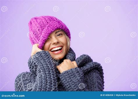 Het Jonge Mooie Blonde Meisje Knited Hoed En Sweater Het Glimlachen Het Knipogen Binnen Het