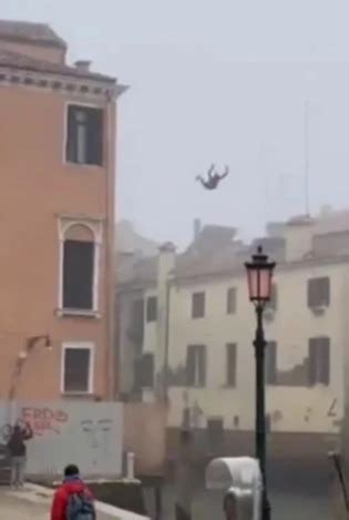 Venice Mayor Rages At Cretin Tourist Filmed Belly Flopping 30ft Into