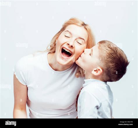 Jeune blonde moderne mère bouclés avec mignon fils happy smiling family posing cheerful sur
