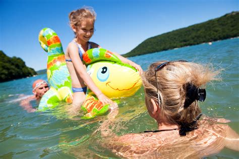 Lac De Chalain Dans Le Jura Baignade Et Activit S Jura Tourisme