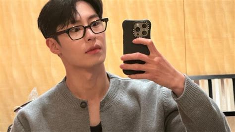 Potret Mirror Selfie Lee Jae Wook Idola Sejuta Umat Yang Pacaran