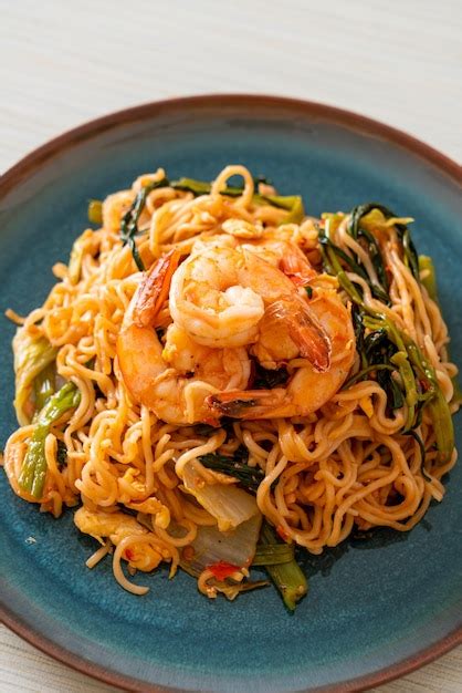 Sukiyaki de fideos instantáneos salteados con gambas Foto Premium