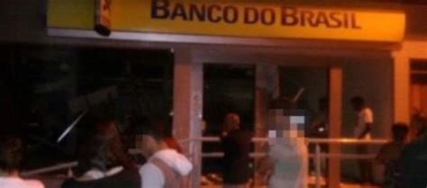 MADRUGADA DE TERROR Bandidos Fortemente Armados Explodem Banco Do