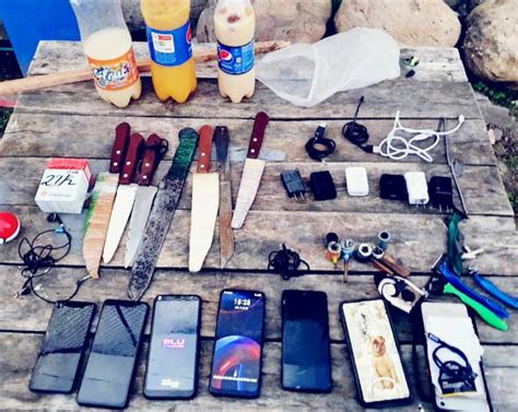 Celulares de alta gama licor machetes y cuchillos en la cárcel