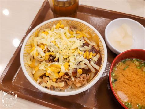 南部第一間すき家 Sukiya丼飯咖哩在高雄全台第一間白色系すき家！日本三大連鎖丼飯來高雄囉 野田咩的美食書國