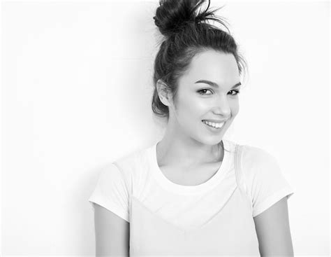 Portrait de jeune fille brune belle modèle de fille avec du maquillage nude dans des vêtements