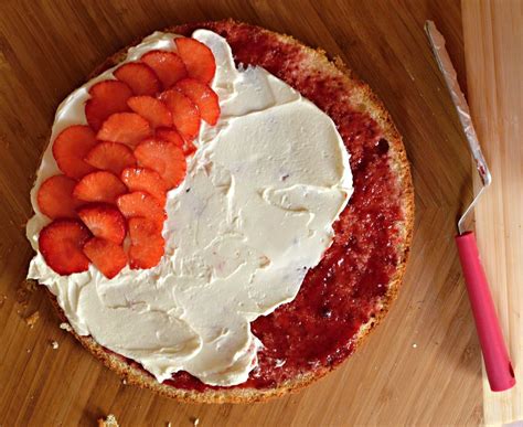 Naked cake dort naháč s mascarpone a jahodami