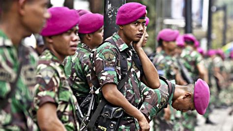 Foto FOTO Bersenjata Lengkap Ratusan TNI Kawal May Day