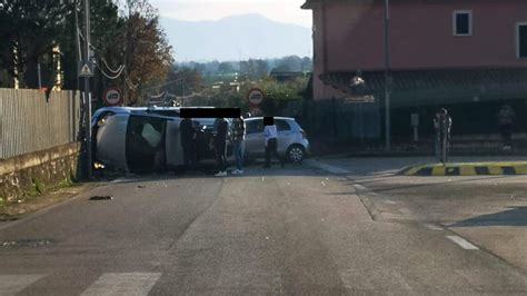 Incrocio Pericoloso Auto Si Ribalta E Finisce Contro Un Muro